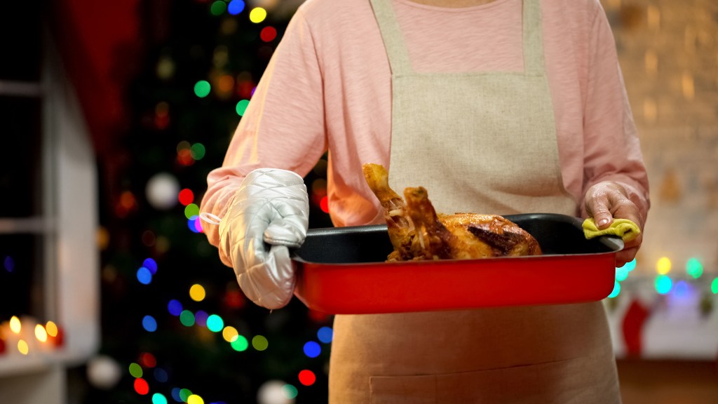 Oma hat ein knuspriges Hühnchen gebraten.
